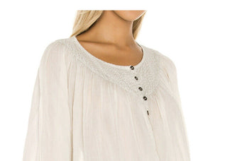 Blusa feminina Free People com textura marfim e botões, manga 3/4, decote redondo, branca, tamanho extrapequeno