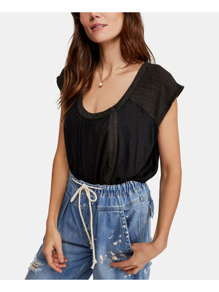 Blusa feminina Free People preta com manga curta e decote redondo, tamanho X-S
