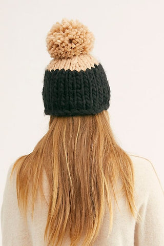 Gorro feminino Free People Cozy Up Colorblock Pom, preto, tamanho regular