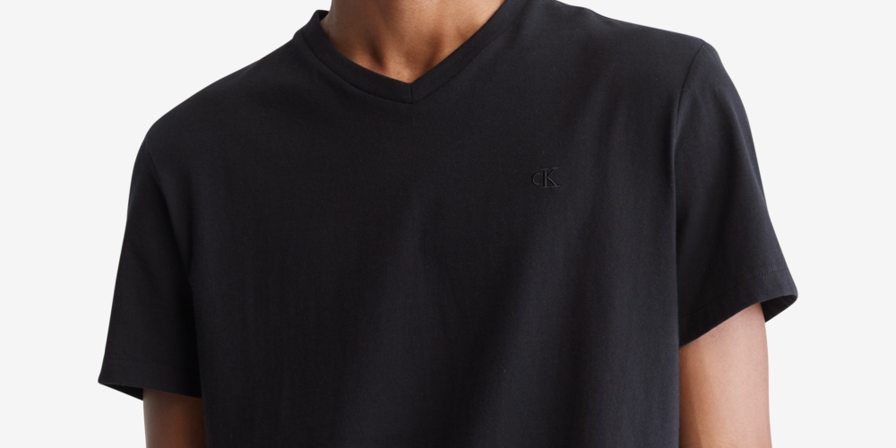 Camiseta Calvin Klein Masculina Lisa de Algodão com Gola V Preta Tamanho Médio