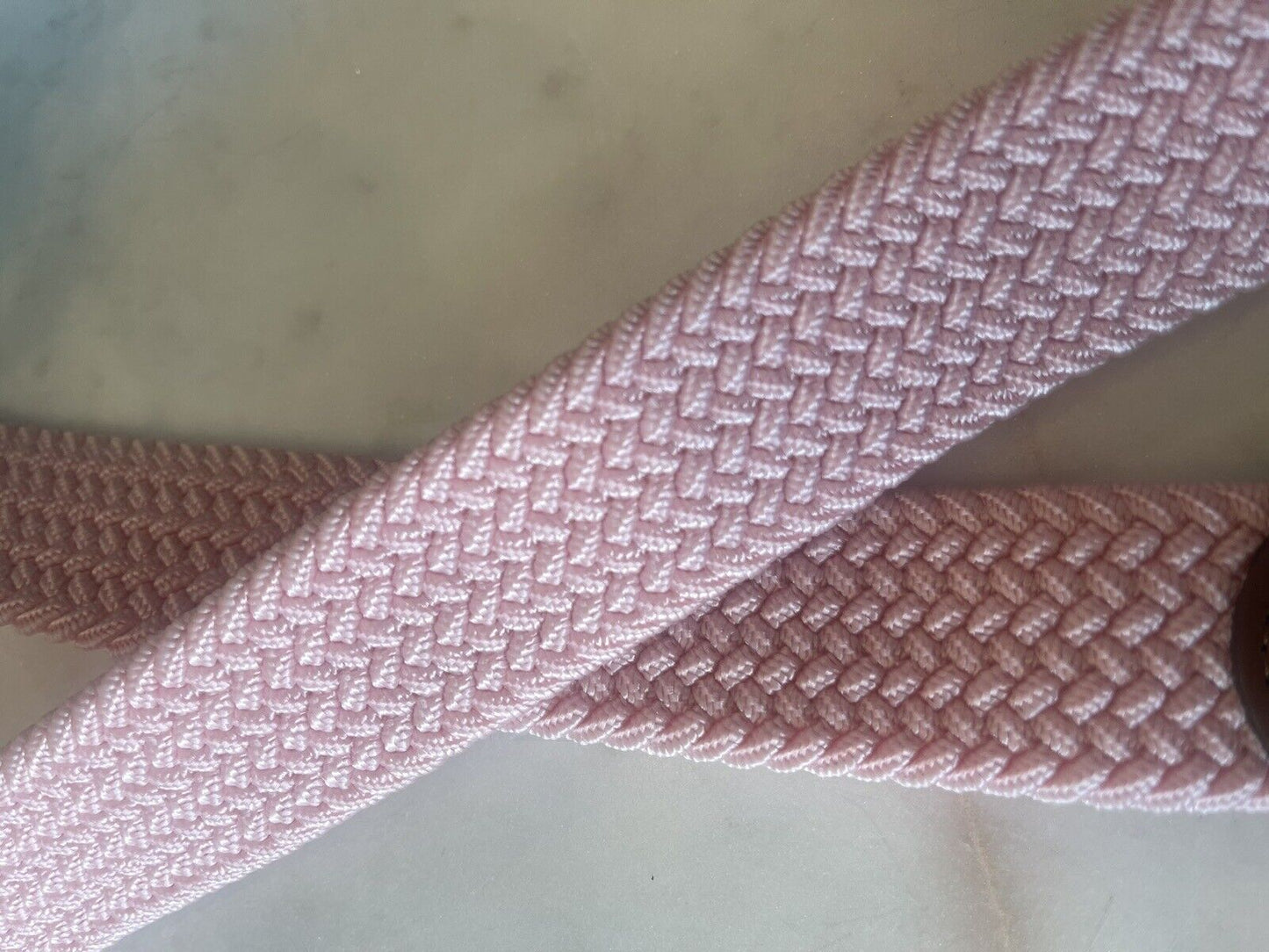 Perry Ellis Portfolio Cinto Masculino com Acabamento em Couro e Fivela Rosa Tamanho Regular