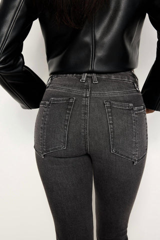 Good American - Calça jeans reta com fenda nas costas Good Legs