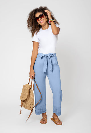 Calça feminina Leota Lupita com bordado floral e perna larga no tornozelo, azul, tamanho pequeno