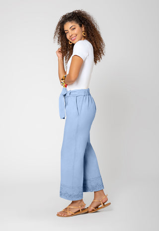 Calça feminina Leota Lupita com bordado floral e perna larga no tornozelo, azul, tamanho pequeno