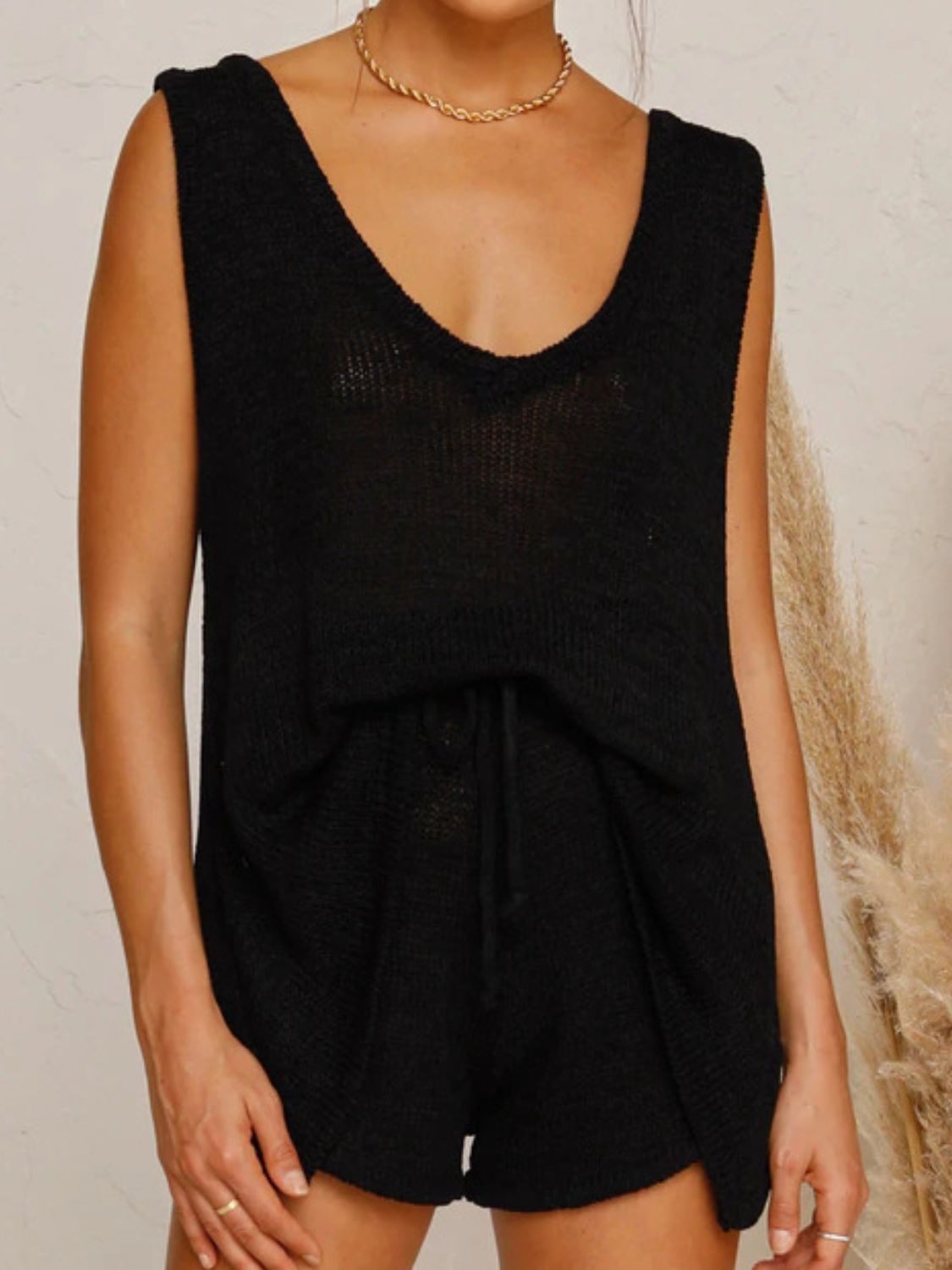 Conjunto de blusa sem mangas com decote em V e shorts com cordão