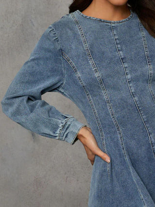 Vestido com zíper nas costas, gola redonda e manga comprida