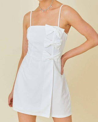 Macacão com estampa de tira principal e gravata borboleta