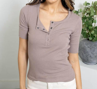 Bobi - Fitted Henley Top
