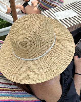 Jocelyn - Chapéu Feminino de Palha com Corações de Concha