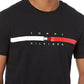 Camiseta Tommy Hilfiger Masculina Listrada de Bandeira Manga Curta Preta Tamanho P