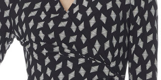 Vestido feminino Anne Klein com estampa geométrica e gola envolvente frontal, preto, tamanho grande