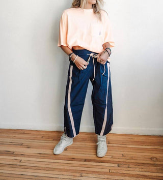Free People - Camiseta com Logo Tackle