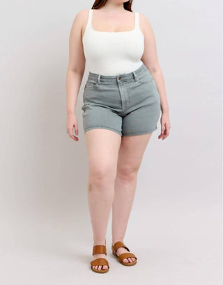 Judy Blue - Short Jeans Bordado com Cintura Alta e Bolso Traseiro