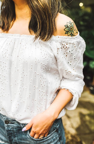 Santuário - Blusa com decote balé e ilhós florescentes