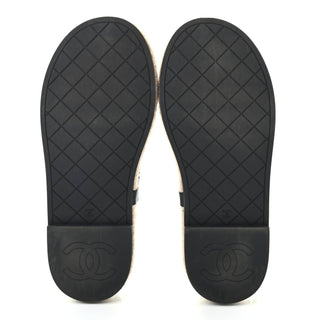 Chanel - Sandálias femininas de alpargata com tiras de couro de cordeiro e corrente