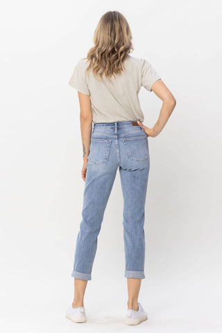 Judy Blue - Calça jeans boyfriend de cintura média com punho duplo e barra desfiada