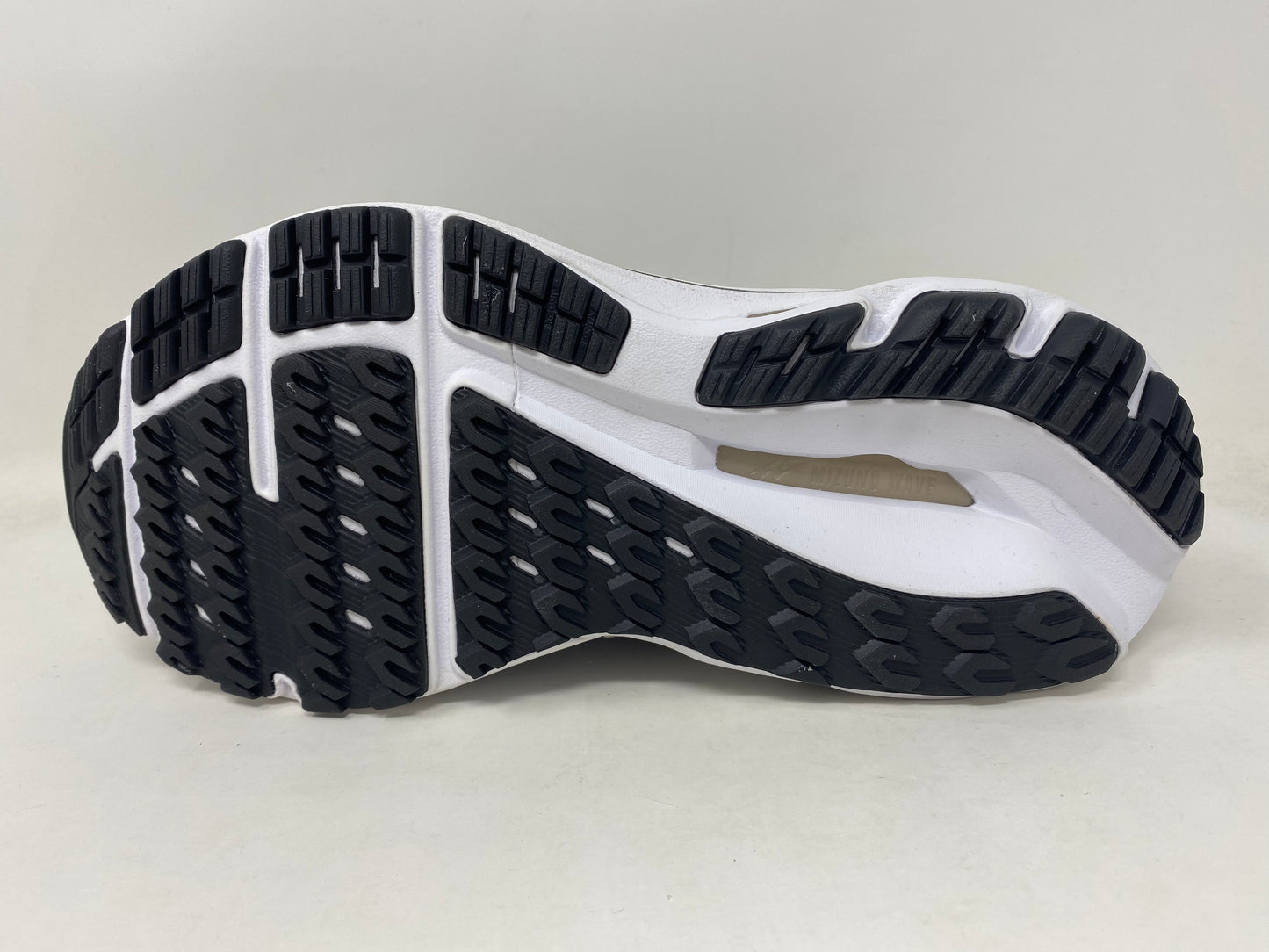 Tênis de corrida Mizuno Wave Inspire 17 Knit feminino, preto/platina, tamanho 7 B(M) EUA