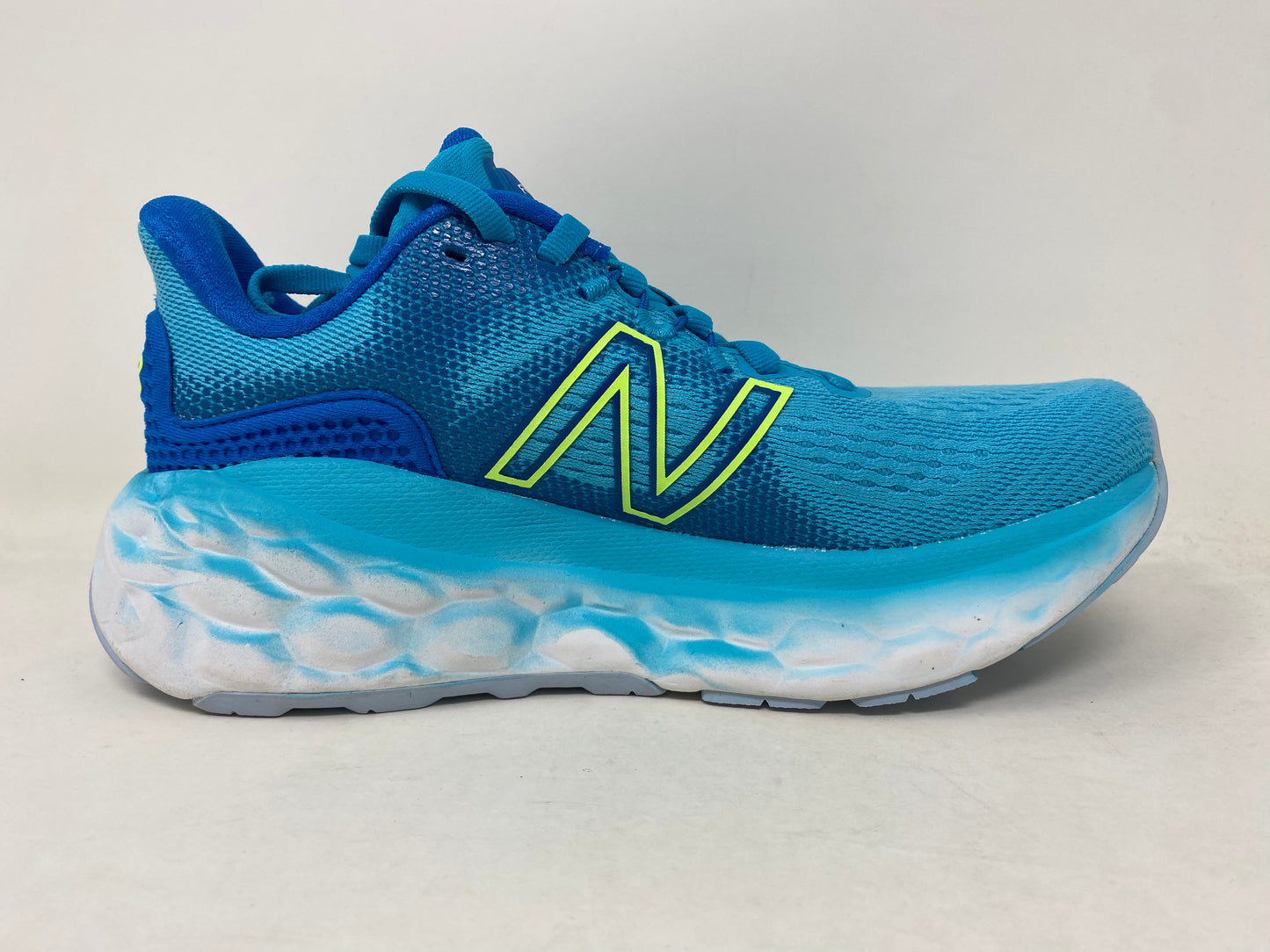 Tênis de corrida New Balance More V3 feminino, Virtual Sky/Lime Glo, tamanho 6 B, médio, EUA