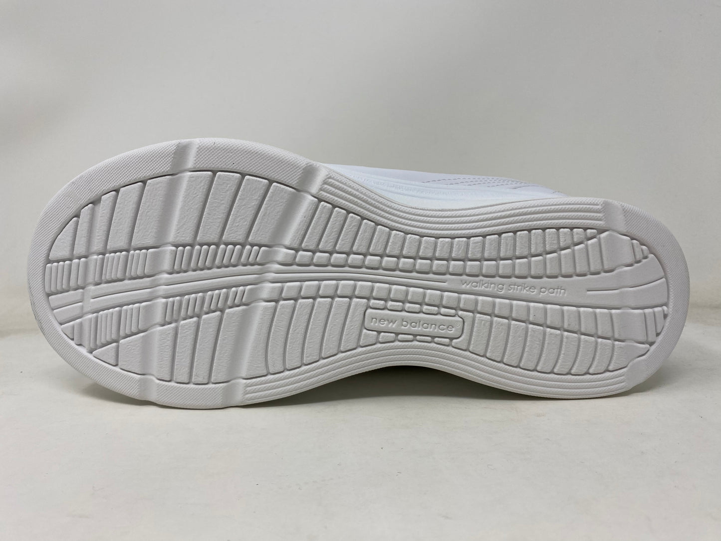 Tênis de caminhada New Balance 577 V1 Hook &amp; Loop feminino, branco, tamanho 8,5, 2E x largo, EUA