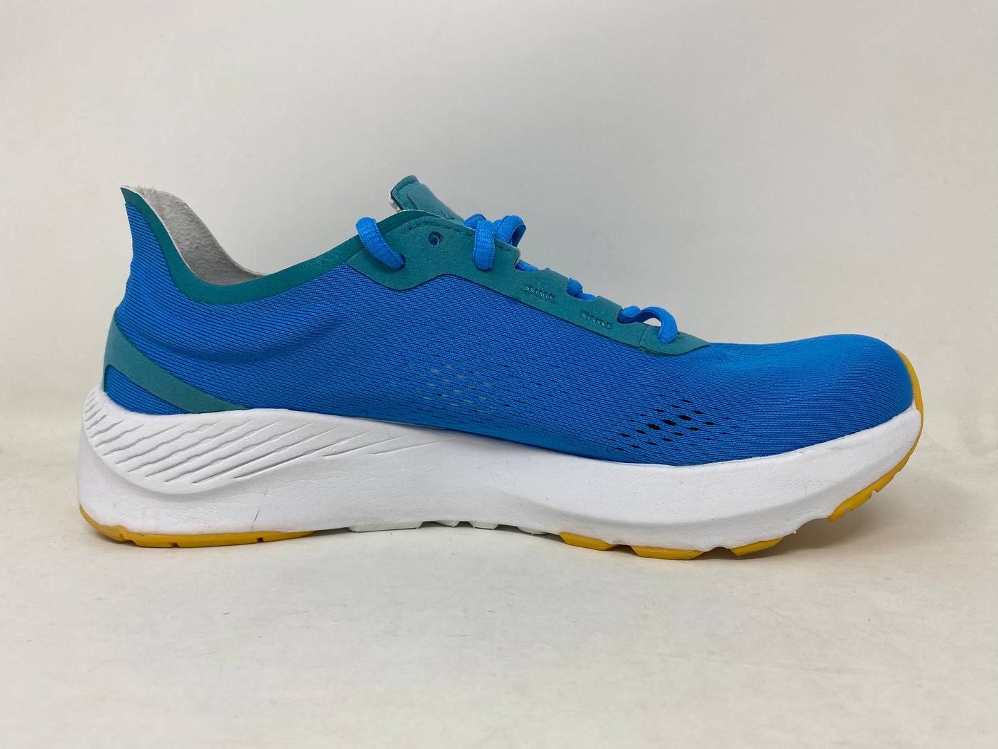 Tênis de corrida feminino Topo Cyclone Sky/Gold tamanho 8 B médio EUA