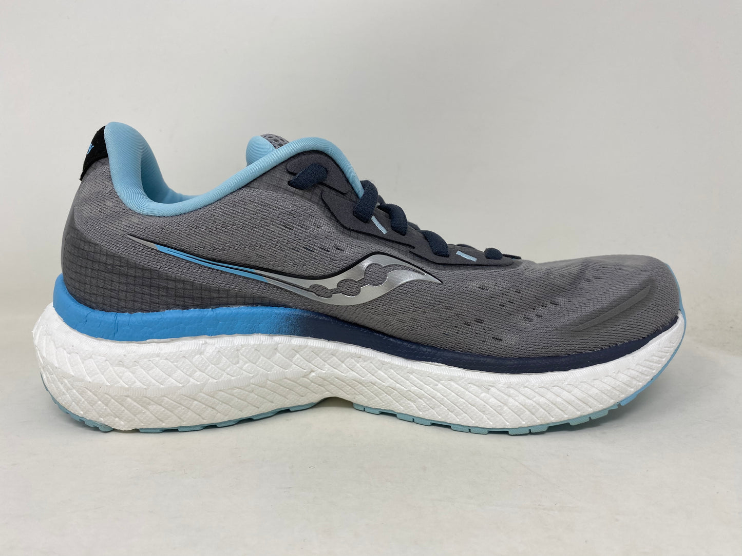 Tênis de corrida feminino Saucony Triumph 19, liga metálica/pó