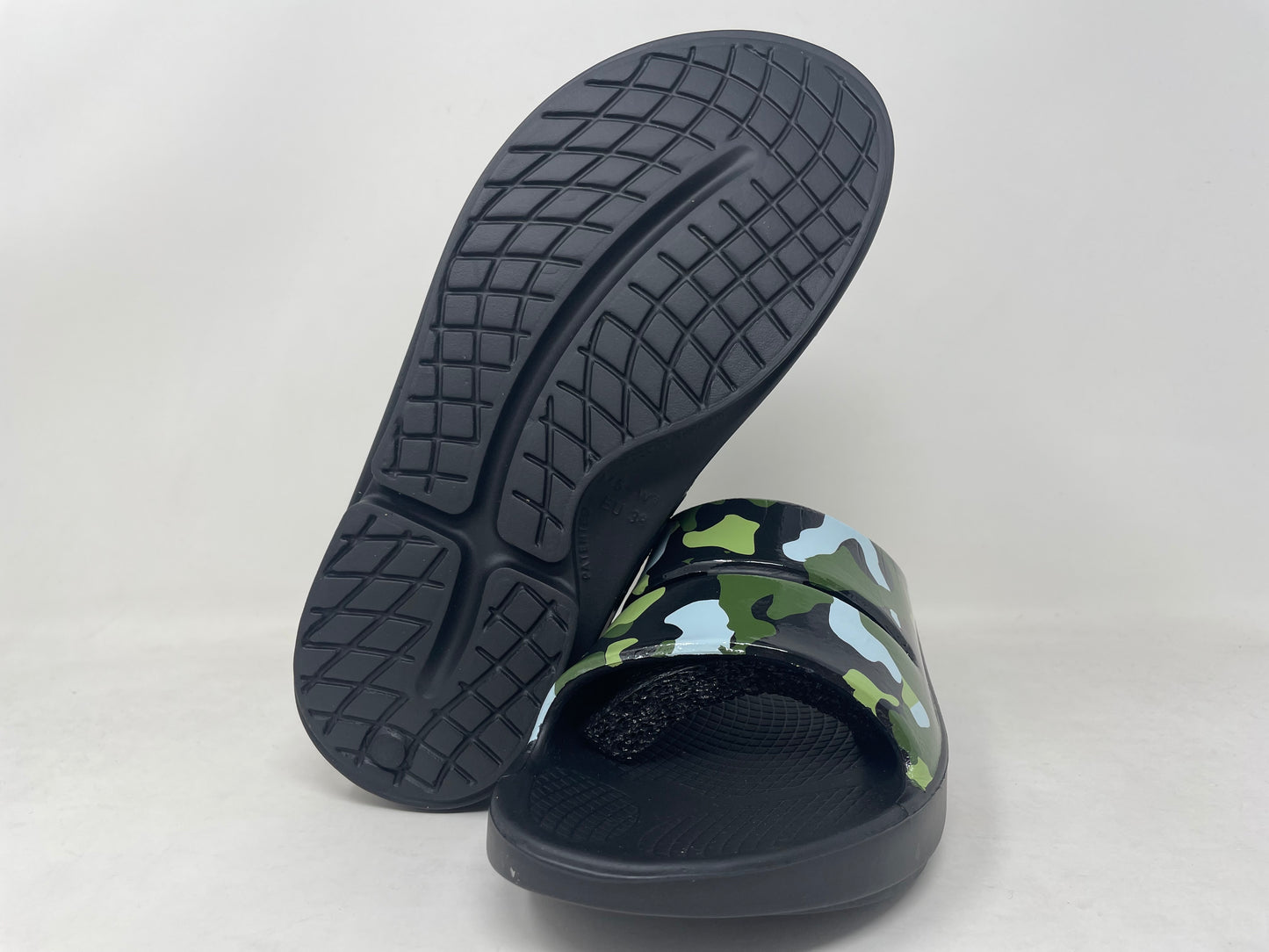 Sandálias femininas Oofos Ooahh Luxe Slide Jungle Camo
