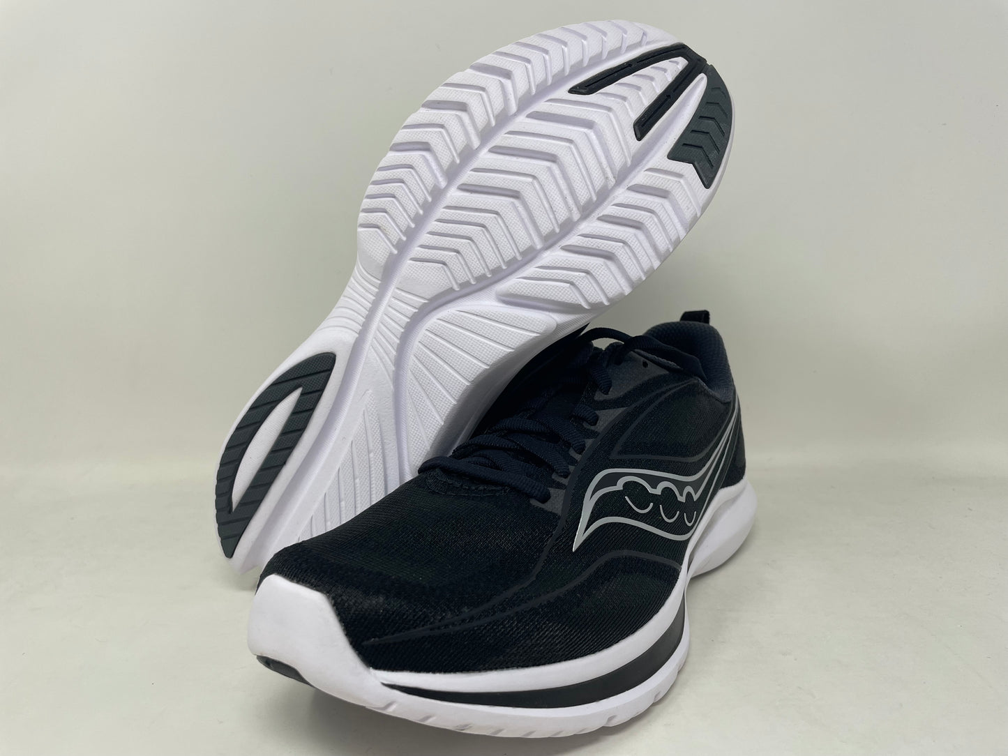 Tênis de corrida Saucony Kinvara 13 feminino, preto/prateado, tamanho 8 D, largo, EUA