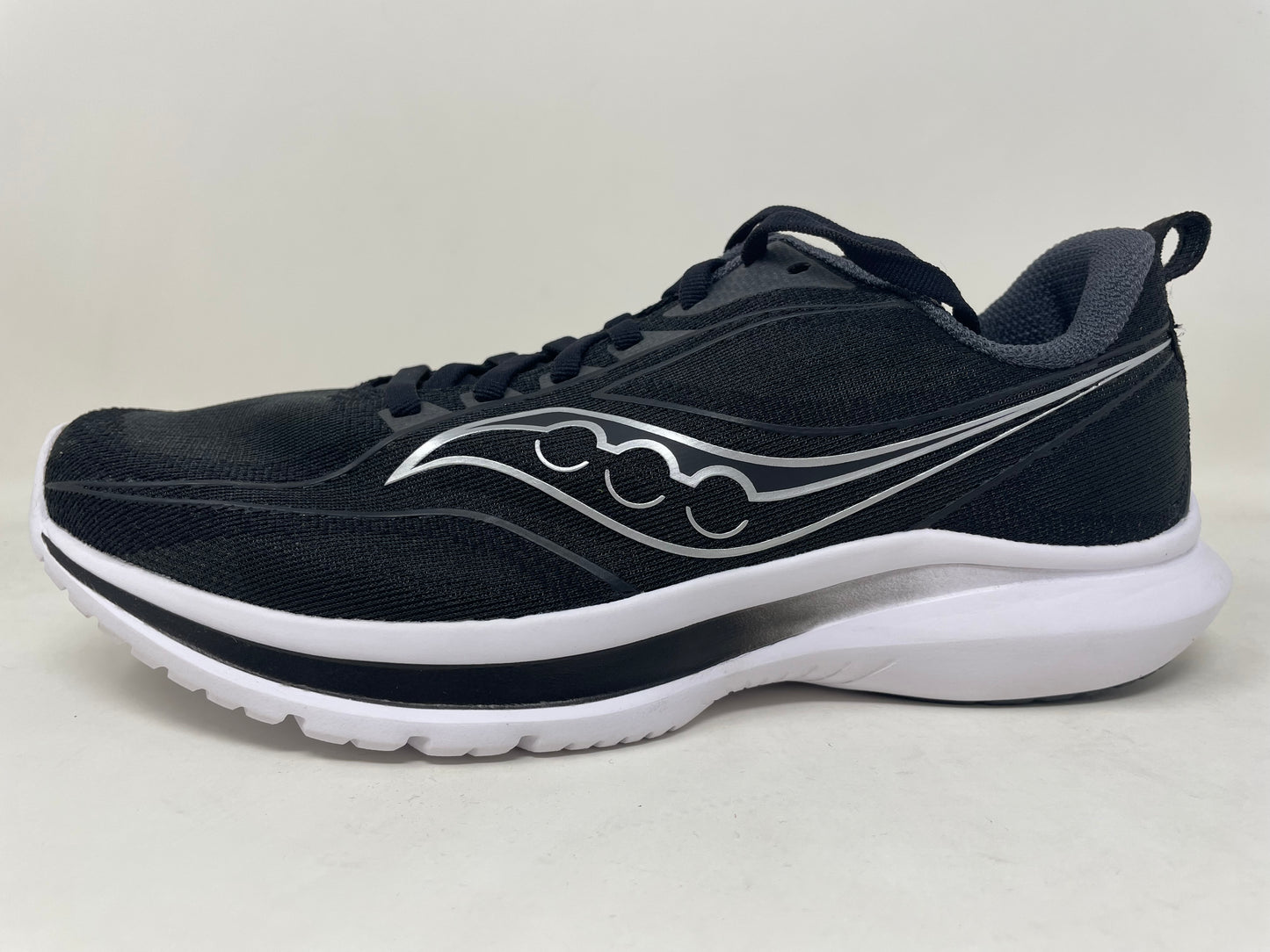 Tênis de corrida Saucony Kinvara 13 feminino, preto/prateado, tamanho 8 D, largo, EUA