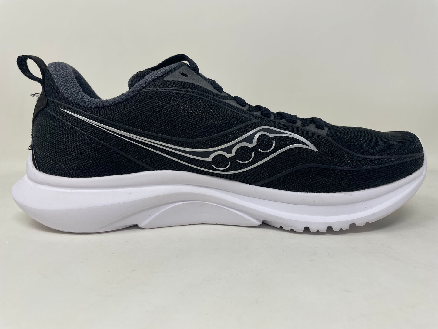 Tênis de corrida Saucony Kinvara 13 feminino, preto/prateado, tamanho 8 D, largo, EUA