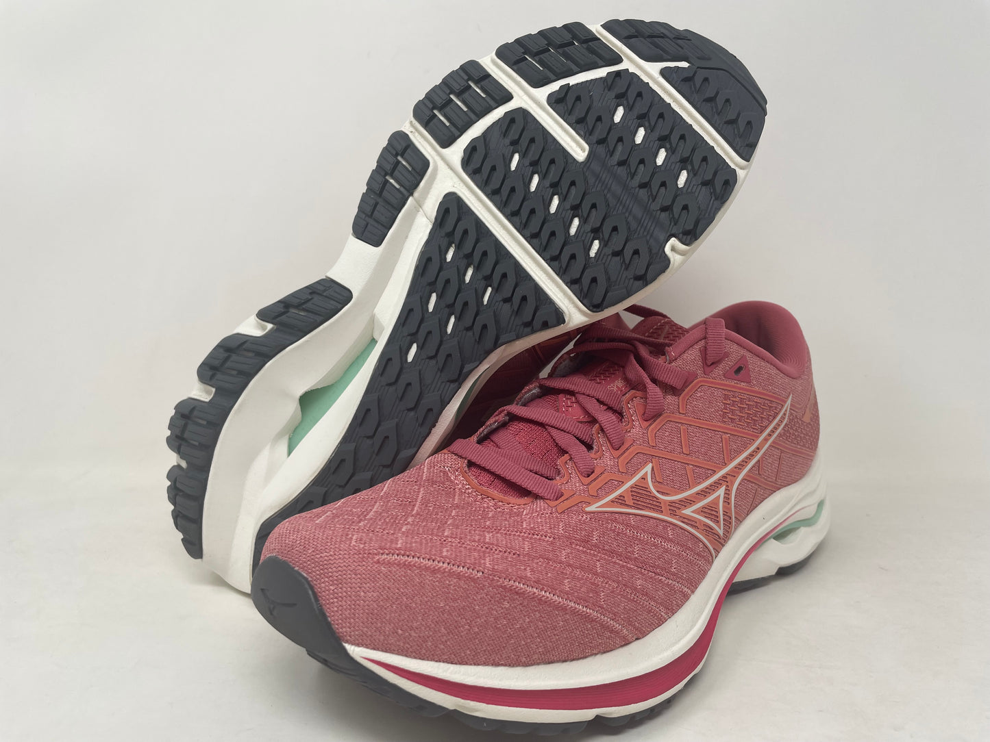 Tênis de corrida Mizuno Wave Inspire 18 feminino, Rosetta/Branco Neve, tamanho 8,5 B, médio, EUA