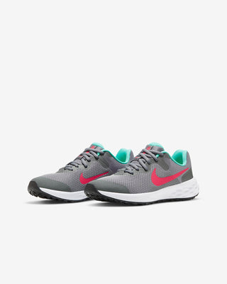 Tênis de corrida Nike Big Kids Revolution 6 cinza-fumaça/vermelho-sirene, cinza, tamanho 7 D médio