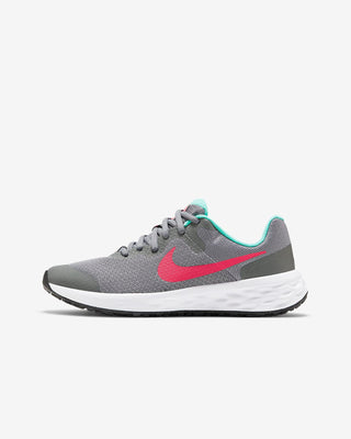 Tênis de corrida Nike Big Kids Revolution 6 cinza-fumaça/vermelho-sirene, cinza, tamanho 7 D médio