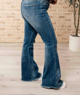 Judy Blue - Top de controle de cintura alta com bainha desfiada e calça jeans flare