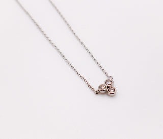 Colar Trinity com Diamantes Sintéticos Brilhantes | Elegância Redefinida