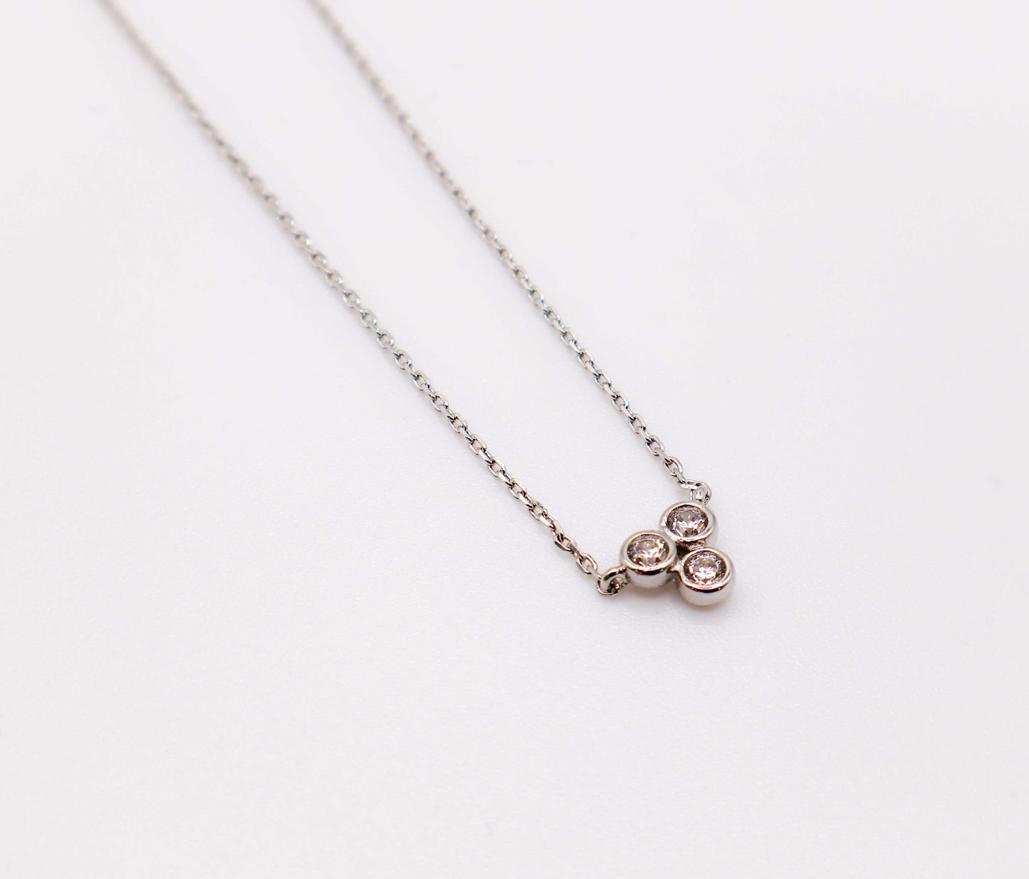 Colar Trinity com Diamantes Sintéticos Brilhantes | Elegância Redefinida