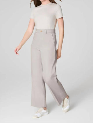 Spanx - Calça curta de sarja elástica com perna larga