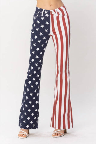 Judy Blue - Calça jeans flare com estampa de bandeira americana e cintura alta