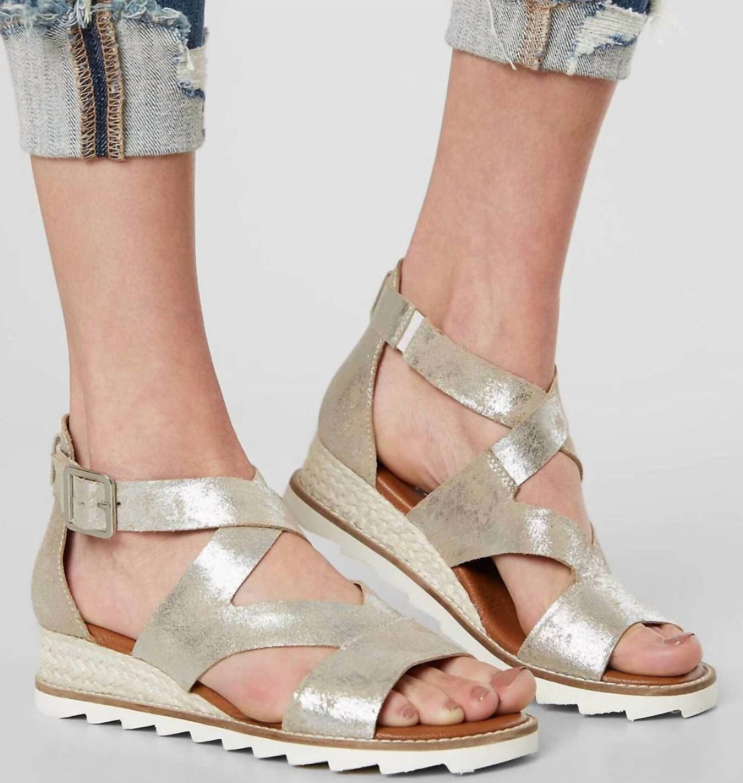 Diba True - Qu Aint Sandal