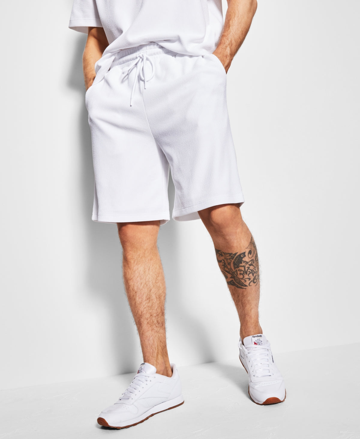 Shorts masculinos Royalty by Maluma com ajuste relaxado, texturizados e listras otomanas, com cordão, brancos