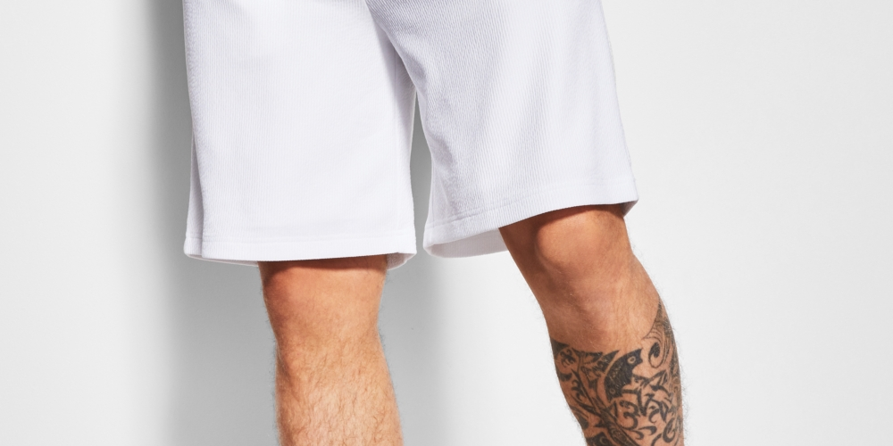 Shorts masculinos Royalty by Maluma com ajuste relaxado, texturizados e listras otomanas, com cordão, brancos