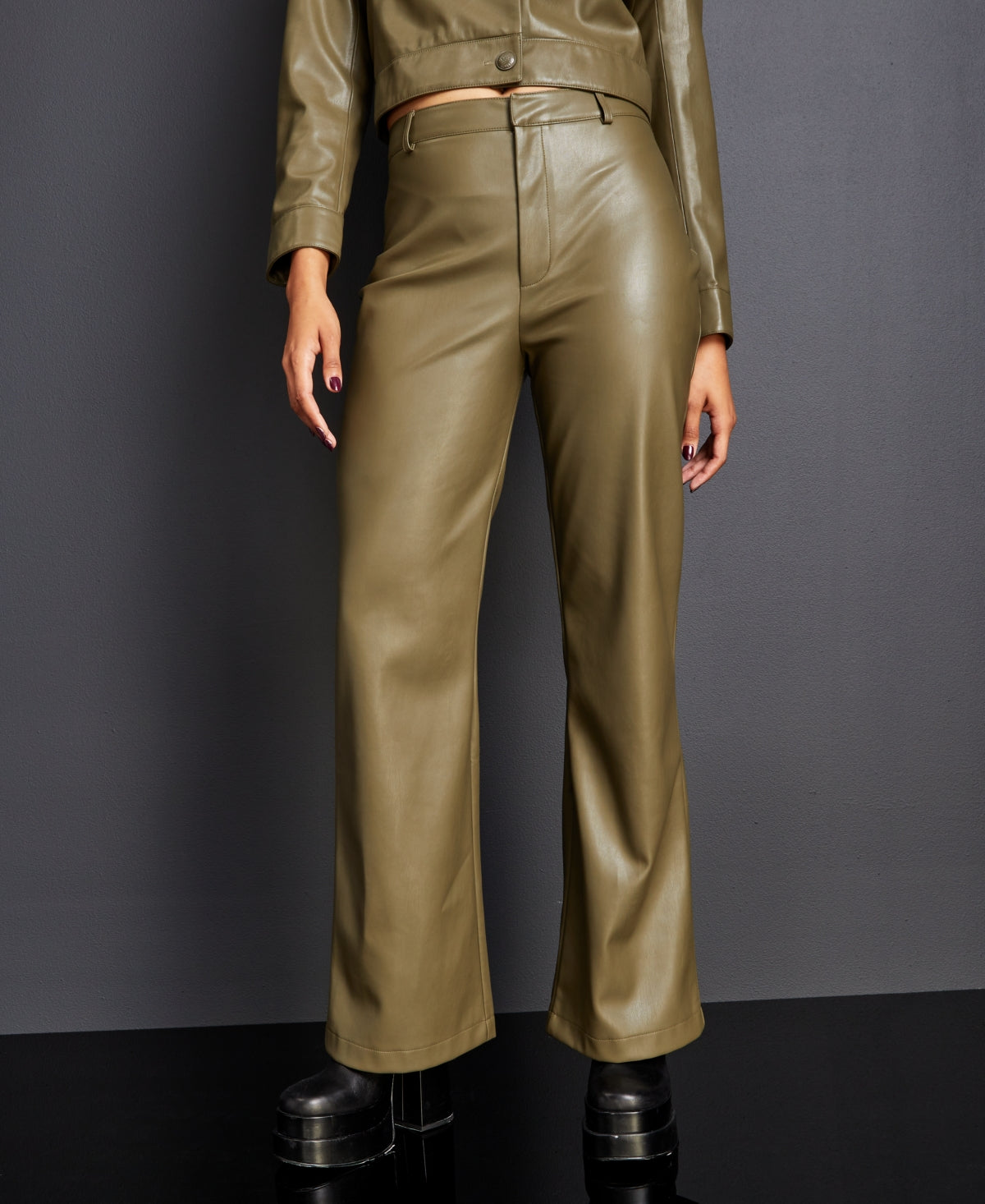 Calça Flare Leg Couro Sintético Feminina Royalty by Maluma Verde Tamanho 2