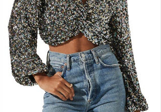 Top curto Astr The Label Twist com lantejoulas, arco-íris preto, tamanho grande