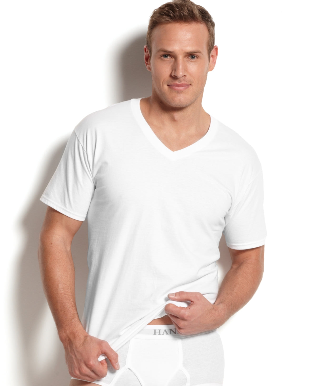 Pacote com 5 camisetas Hanes masculinas com decote em V, brancas, tamanho pequeno