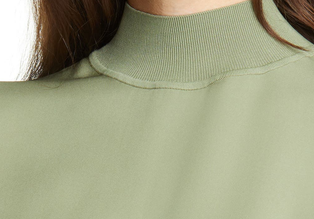 Blusa feminina Theory com decote canelado e seda, tamanho grande - verde