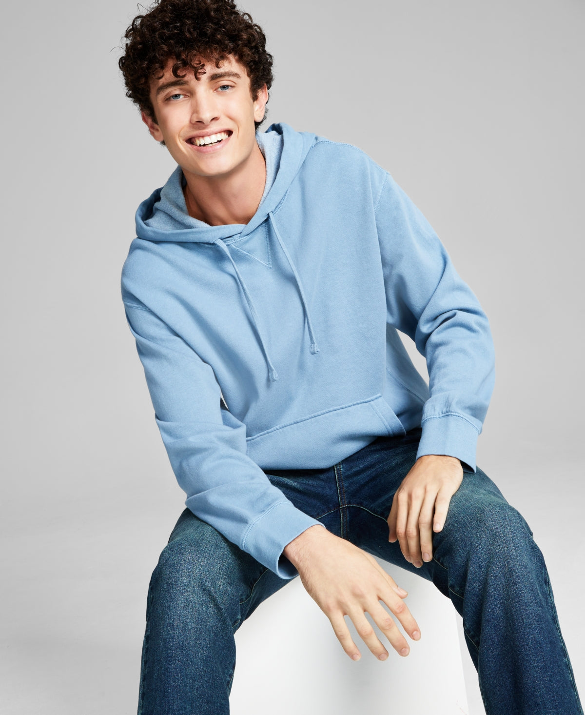 E agora este moletom masculino com capuz e bolsos canguru, azul, tamanho pequeno