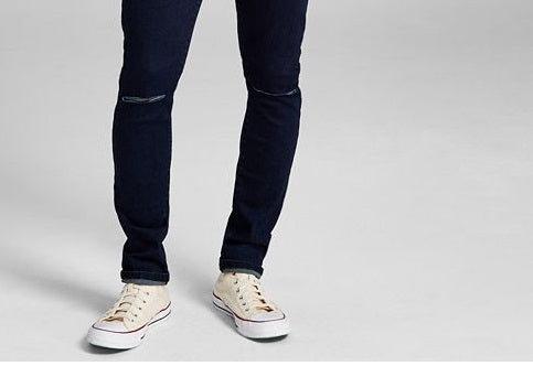 E agora esta calça jeans skinny rasgada Pearson masculina com lavagem escura, azul