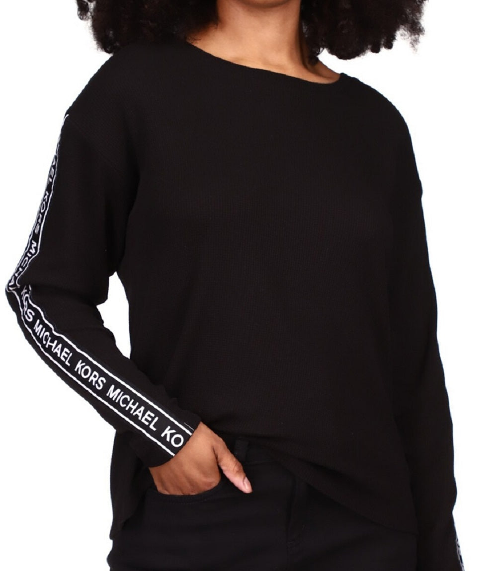Blusa feminina Michael Kors com estampa de logo e manga curta, preta, tamanho pequeno e grande
