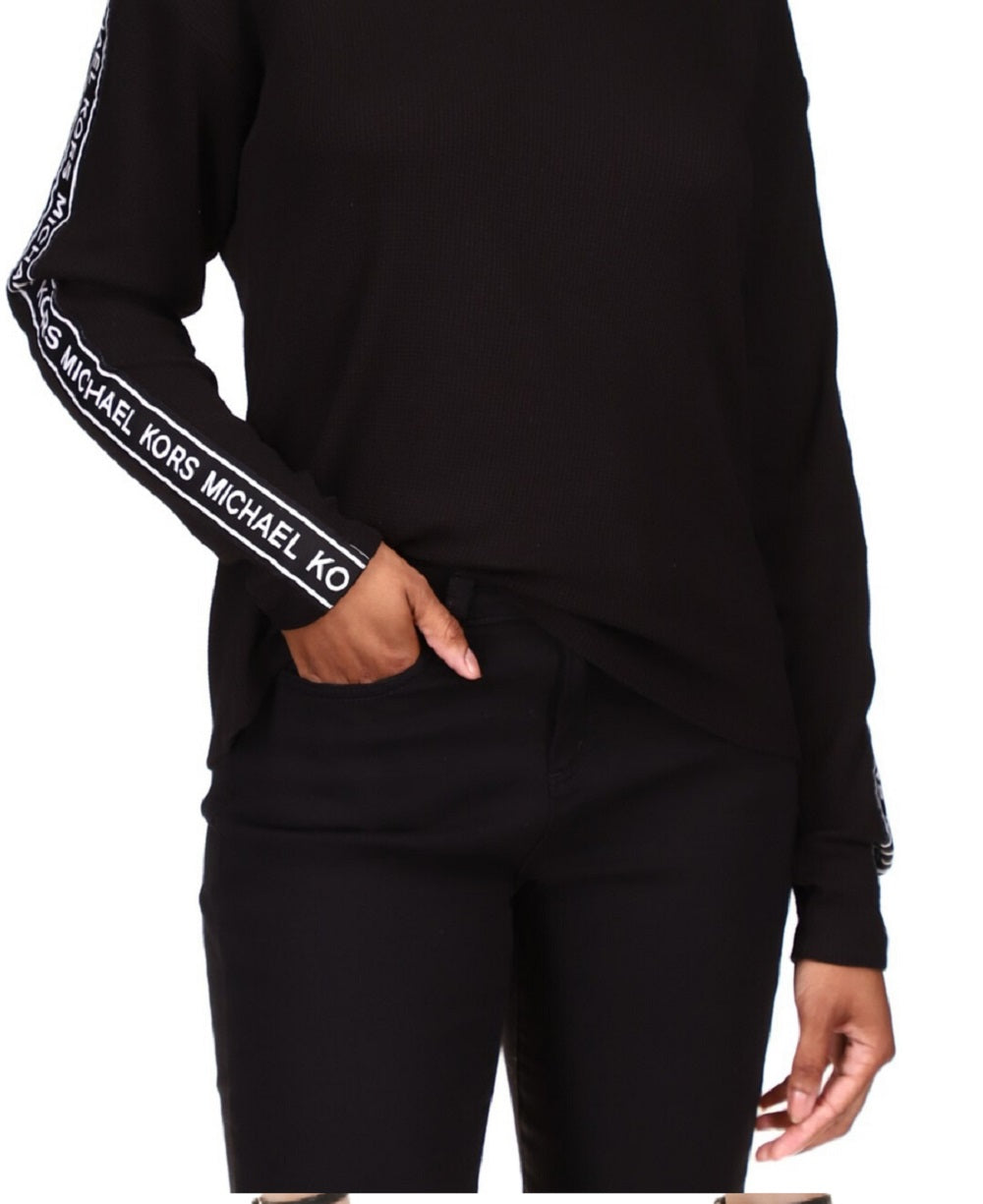 Blusa feminina Michael Kors com estampa de logo e manga curta, preta, tamanho pequeno e grande