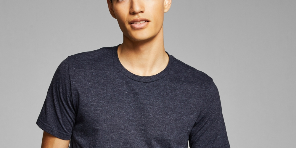 E agora esta camiseta masculina com gola redonda e camadas, azul, tamanho pequeno