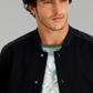 E agora esta jaqueta bomber raglan masculina preta tamanho extragrande